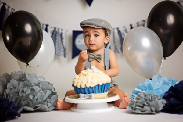 adorable-nino-feliz-pastel-celebrar-cumpleanos_158076-390