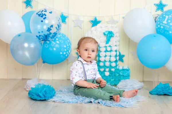baby-boy-celebra-1-ano-pastel-globos-infancia-feliz-cumpleanos-ninos_267293-73